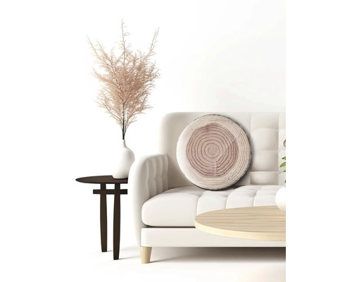 Scene met bank, bijzettafels, decoratie en kussen met boomstamlook