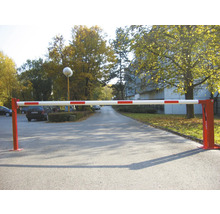 Parkeerbeugel met rood-witte markeringen