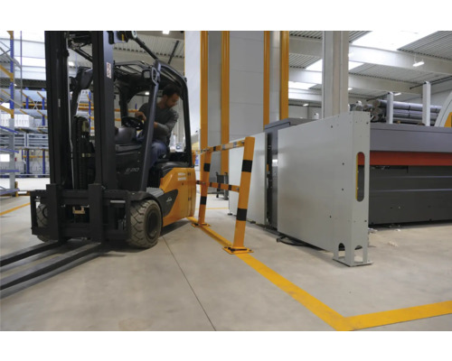 Heftruck rijdt in een industriële hal