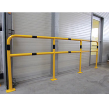 Leuning met aanrijbeveiliging voor een wand