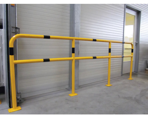 Leuning met aanrijbeveiliging voor een wand
