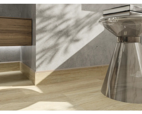 Detailopname van een lichte houten vloer in een kamer.