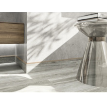 Detailopname van een interieur met een houten element, een transparante tafel en een boek