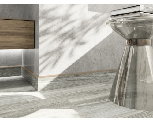 Detailopname van een interieur met een houten element, een transparante tafel en een boek