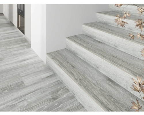 Vloer en trap met houten decor in een helder, modern interieur