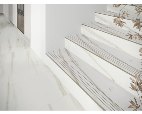 Trap met treden van steengoed in het interieur