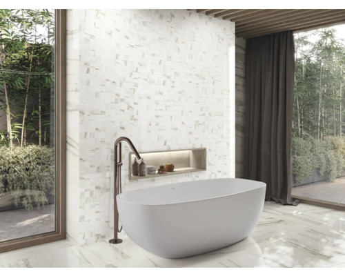 Badkamer met vrijstaand bad, mozaïekwand en raampartij