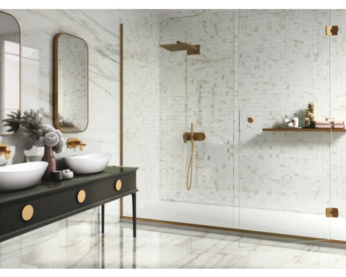 Moderne badkamer met dubbele wastafel, spiegels en inloopdouche