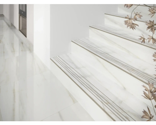 Licht trappenhuis met witte marmeren treden en vloertegels