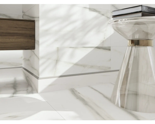 Badkamer met witte marmeren tegels, wastafelonderkast en acryl kruk