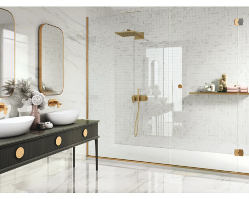 Moderne badkamer met dubbele wastafel, spiegels en inloopdouche