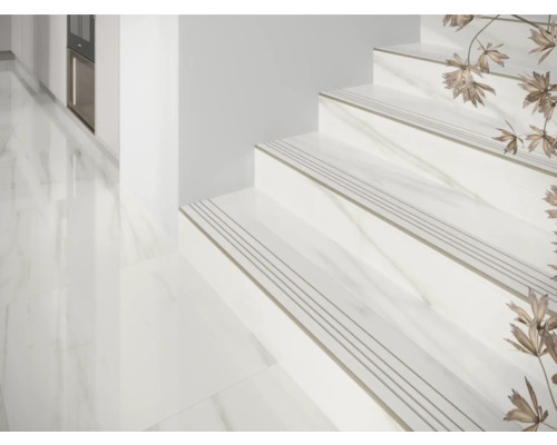 Trap met keramische tegels en trapkantprofiel