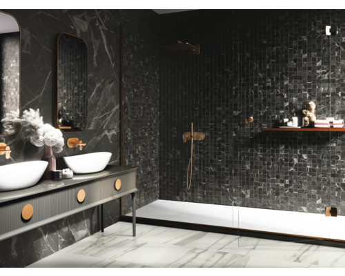 Moderne badkamer met donkere marmeren muren, dubbele wastafel en douche.