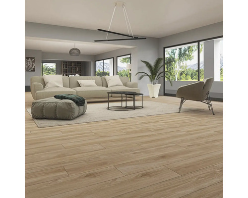 Woonkamer met houten vloer, bank, fauteuil en salontafel