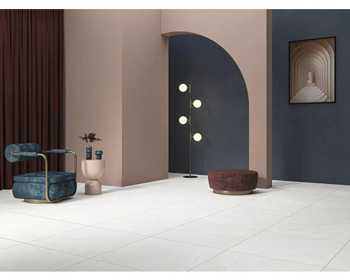 Lichte ruimte met vloertegels, fauteuil en decoratie