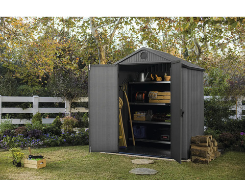 Tuinscène met open tuinhuis met planken en tuingereedschap