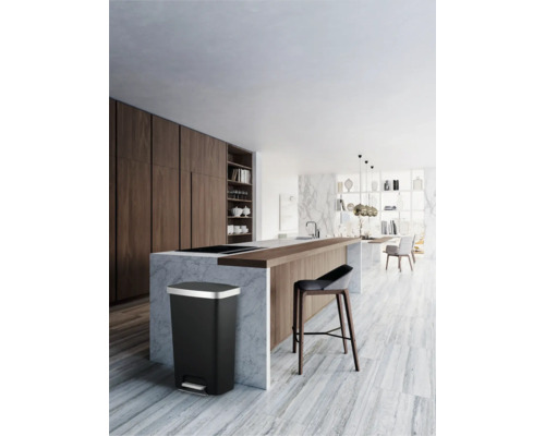 Moderne keuken met een zwarte pedaalemmer.