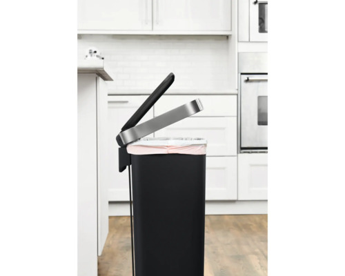 Afvalbak met pedaalbediening in een keuken.