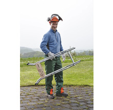 Man met helm en gehoorbescherming draagt een fruitboomladder