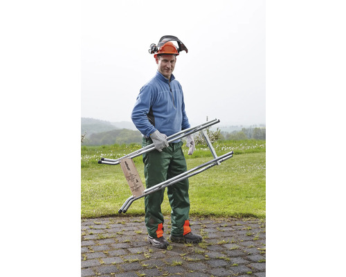 Man met helm en gehoorbescherming draagt een fruitboomladder