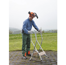 Man met veiligheidshelm en zaagbok buiten