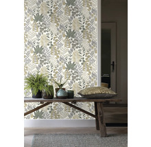 Kamer met een muur met behang met bladerpatroon, een houten tafel en planten