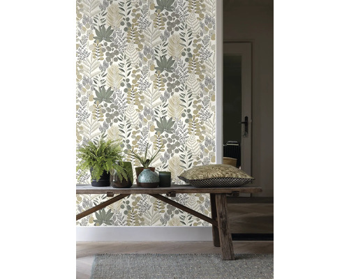 Kamer met een muur met behang met bladerpatroon, een houten tafel en planten