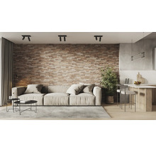 Woonkamer met bakstenen muur, bank, tapijt, tafel en plafondlampen