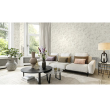 Woonkamer met bank, salontafel en decoratieve wanddecoratie