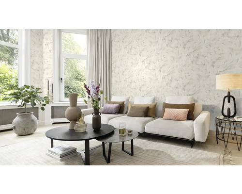 Woonkamer met bank, salontafel en decoratieve wanddecoratie