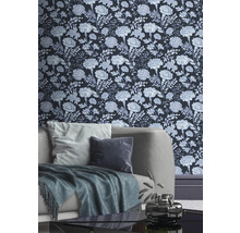 Woonkamer met bloemetjesbehang, bank en salontafel
