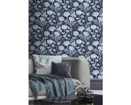 Woonkamer met bloemetjesbehang, bank en salontafel