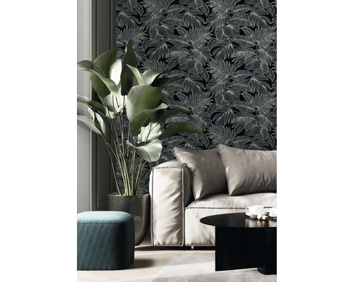 Woonkamer met bank, kamerplant en bloemenbehang