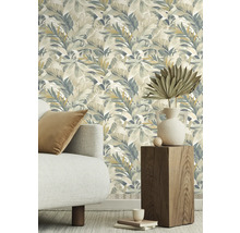 Decoratieve kamer met behang met bladmotief, bank en houten kruk