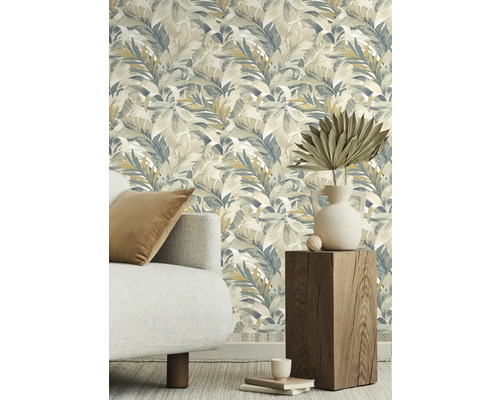 Decoratieve kamer met behang met bladmotief, bank en houten kruk