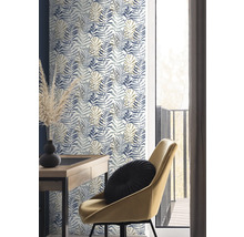 Decoratieve woonomgeving met een patroonbehang, een bureau en een stoel.