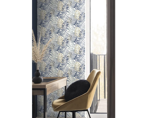 Decoratieve woonomgeving met een patroonbehang, een bureau en een stoel.