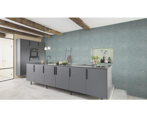 Moderne keuken met grijze kasten, kookeiland, houten balken en behang met patroon.