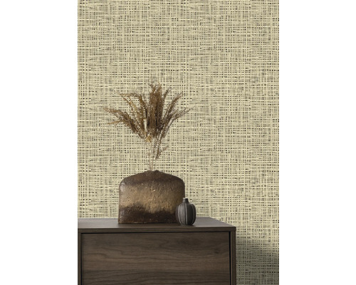 Scène met patroonbehang in linnenlook, ladekast en decoratie.