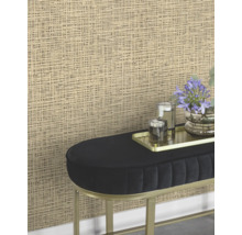 Kamerweergave met beige vliesbehang in linnenlook, versierd met bloemen en accessoires op een bank.