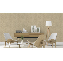 Woonkamer met textielbehang, dressoir, decoraties, staande lamp en stoelen