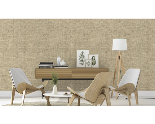 Woonkamer met textielbehang, dressoir, decoraties, staande lamp en stoelen