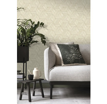 Woonkamer met patroonbehang, bank en plant
