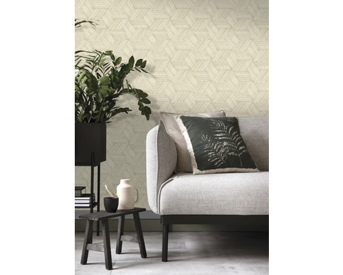 Woonkamer met patroonbehang, bank en plant