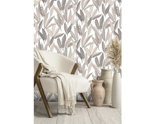 Decoratieve kamer met stoel, deken, behang met bladerpatroon en vazen.