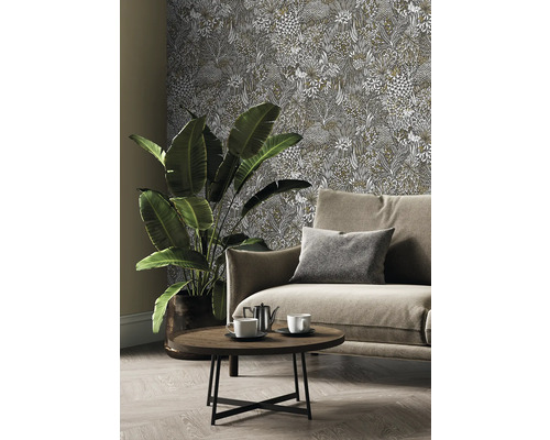 Woonkamer met bank, tafel, kamerplant en patroonbehang