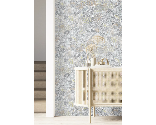 Inrichtingsvoorbeeld met bloemenbehang en een lichte houten kast