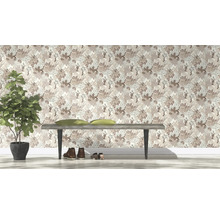 Decoratief bloemenbehang met bank, schoenen en kamerplant