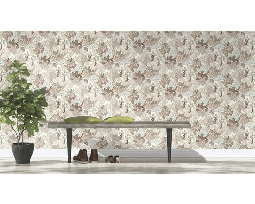 Decoratief bloemenbehang met bank, schoenen en kamerplant