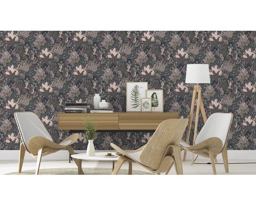 Woonkamer met bloemmotief behang, houten tafel, stoelen en staande lamp